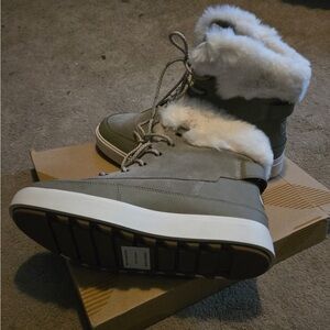 Cozy Fur-Trimmed Winter Boots in Gray